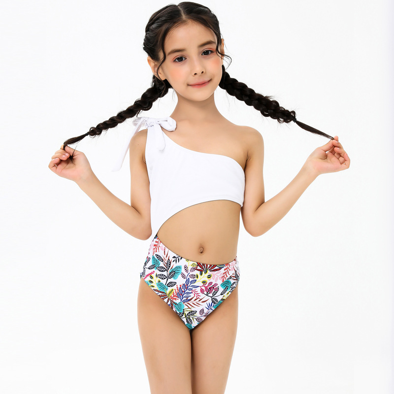 The new girls swimsuit split skirt middle and older children princess baby swimsuit students little girls